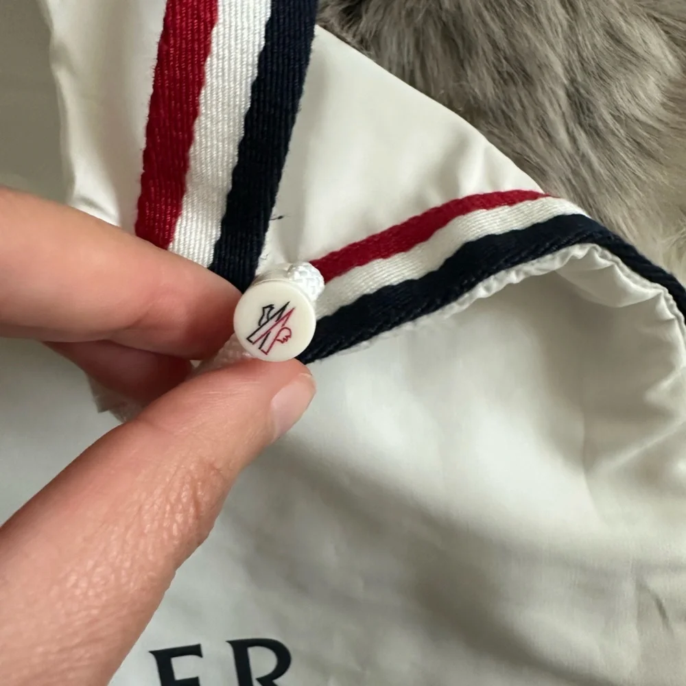 NWOT Moncler White Nylon Ribbon Trim Drawstring Logo crossbody bag